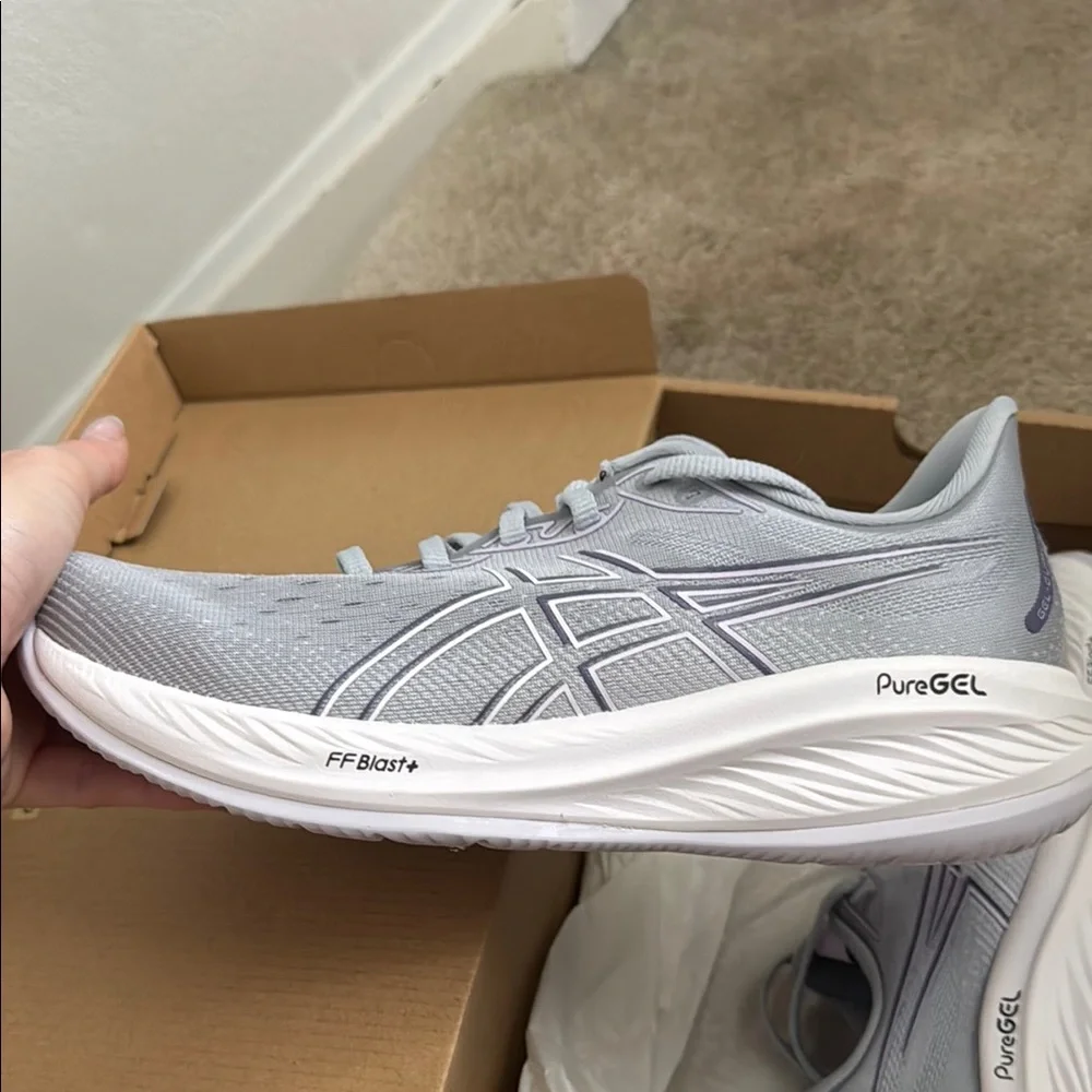 Asics Light Gray Gel Cumulus 26 Sneakers - Picture 2 of 4